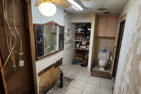 Spring-Branch-Bathroom-Before-1b